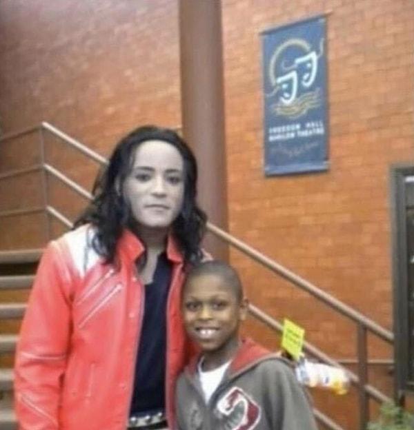 1. "İnsanlara hep Michael Jackson'la tanıştığımı söyledim. Ama şimdi resmi buldum ve bu kim?"