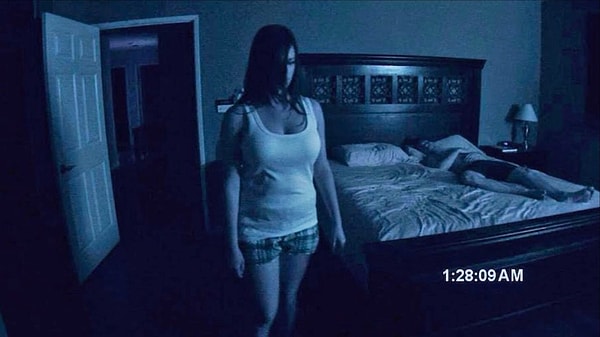 4. "Yaklaşık on yıl önceydi. Eşimle birlikte Paranormal Activity filmini izliyorduk. Gece geç saatlerdi. Film bittiğinde kapıda bir köpek sesi duyduk. İzole bir evde yaşıyorduk ve yıllardır hiç köpek sesi duymamıştık. Hemen koşup üst kata çıktım ve kapıyı açtım. Köpek yoktu."