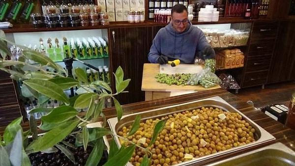 İHA muhabirlerine konuşan zeytin ve zeytinyağı üreticisi Zafer Soykara, Hülya Avşar'ın zeytin kırma videosundan sonra en çok talep edilen zeytin çeşidinin 'kırma zeytin' olduğunu açıkladı.