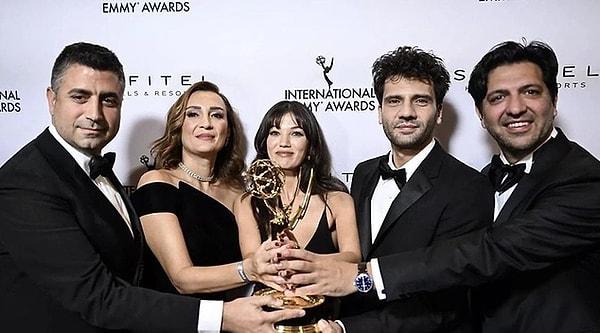 Kız kardeşleri, New York'tan Emmy ödülüyle dönen Pınar Deniz'e sıcacık bir karşılama töreni düzenledi! Doğallık akan kutlama sosyal medyanın gündemine oturdu!