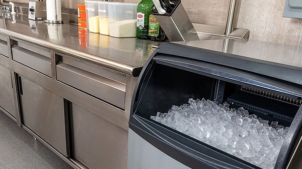 5. "Restoran ve barda içeceklerinizde buz koydurmayın. Buz makineleri temizlenmiyor. Çoğunda iğrenç bir pislik var."