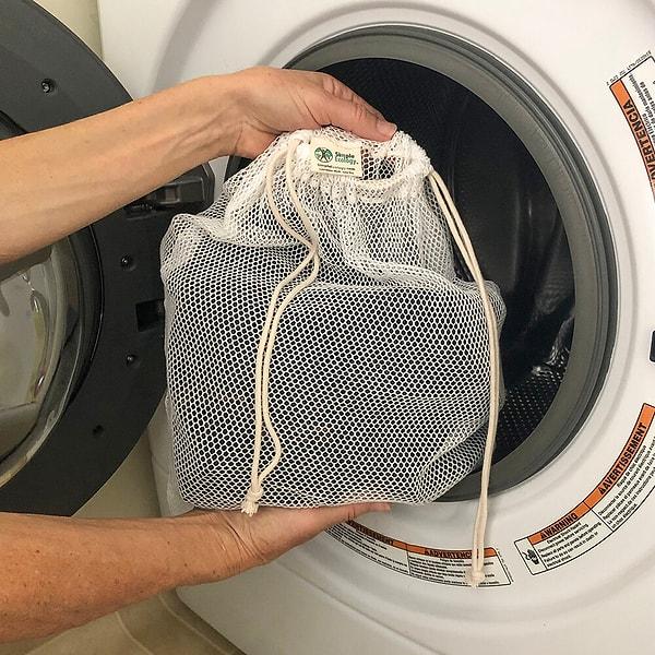 6. Çoraplarınızı ve iç çamaşırlarınızı file torbalara koyarak, çamaşır yıkama işlemini daha kolay hale getirin.