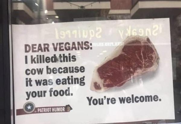 2. "Sevgili veganlar, yemeğinizi yediği için bu ineği öldürdüm."