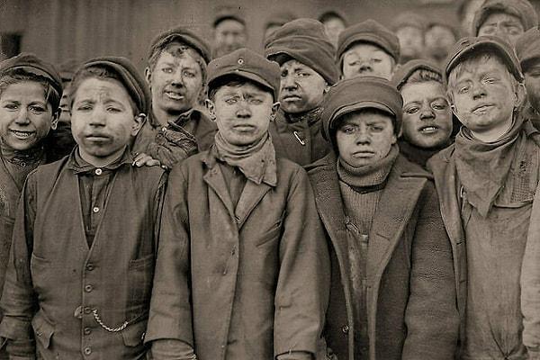 1. Çocuk madencilerin yürek burkan fotoğrafı.
