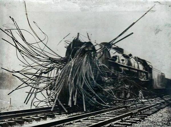4. Kazan patlaması sonucu dağılmış bir tren.