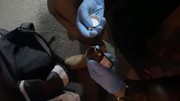 Kemalpaşa ilçesinde polis ekiplerince durdurulan yarış motosikleti ve araçta arama yapan polis ekipleri tarafından, 550 gram metamfetamin, 750 adet ecstasy, 1 tabanca ve 11 fişek ele geçirildi.
