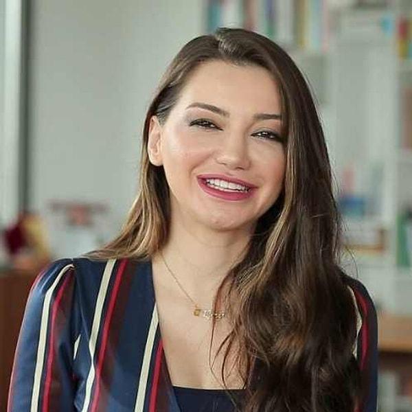 Psikolog Esra Ezmeci kendisine sosyal medyada sorulan absürt sorular ve TV programıyla gündemden düşmüyor.
