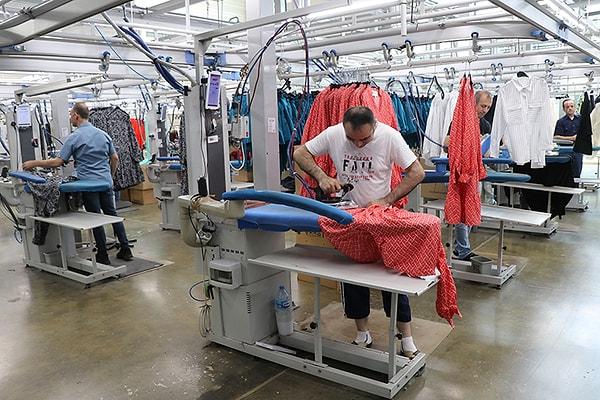 Tekstil ve giyim sektörlerinde, 2021 yılında Türkiye'de kurlarda artışın 2022'de TL'nin reel değerlenmesine dönmesiyle, ihracata yönelik politikaların yanında özellikle güçlü olunan Avrupa pazarında da daralmayla istihdam kaybı görülmeye başlanmıştı.