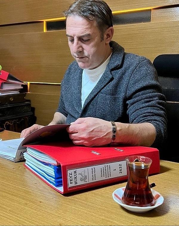 Avukat Hüseyin Kaya, daha önce Polat ailesinin dosyasını incelerken aşağıdaki fotoğrafı paylaşmıştı. Kaya, bu dosyanın avukatı olduktan sonra ise geçmişindeki bağlantılarla gündeme geldi.