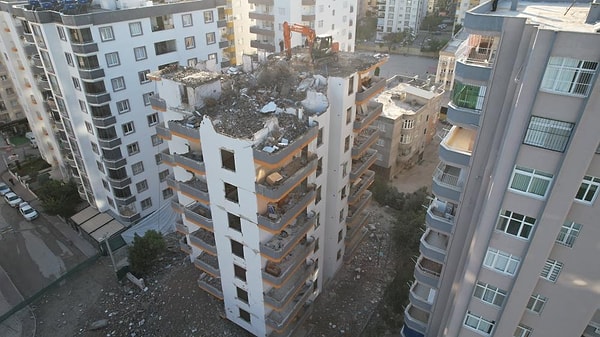 Kahramanmaraş'ta meydana gelen depremler, 11 ilde büyük yıkıma yol açtı. Adana'da da 13 bina yerle bir oldu ve 418 kişi hayatını kaybetti. Kentte, yaklaşık 3 binin üzerinde bina orta ve ağır hasarlı olarak belirlendi. İtiraz işlemleri sürerken, ağır hasarlı ve acil yıkılacak binalarda yıkım işlemleri Temmuz ayında başladı.