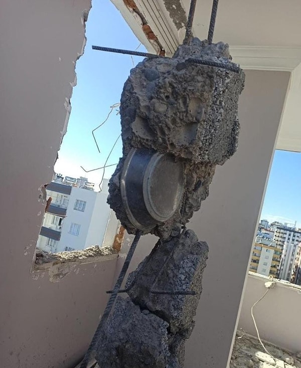 Merkez Çukurova ilçesine bağlı Yurt Mahallesi’nde bulunan ve depremde ağır hasar alan 12 katlı İnci Apartmanı’nın yıkımı sürerken işçiler, 8. katın beton bağlama noktasında tepsi olduğunu fark etti. Tepsinin fotoğrafını çekip yıkıma devam eden işçiler fotoğrafı sosyal medyada paylaştı.