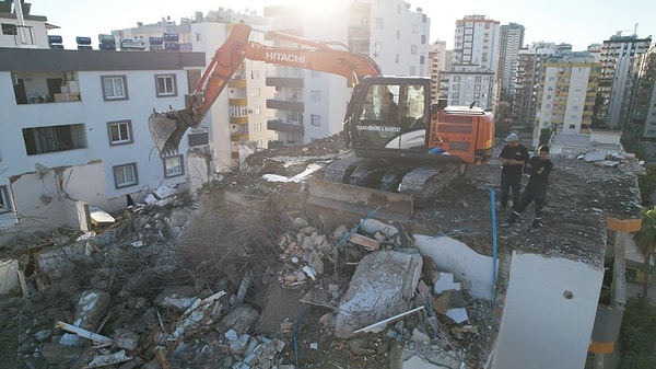 Denetimlerin daha sıkı yapılması gerektiğini vurgulayan Aksungur, “Başta bir planlama, projelendirme ve yapım sürecinde denetim çok önemlidir. Bu üçlü sacayağından birinin halkası kırılırsa bu yıkımlar kaçınılmaz olur. O nedenle denetimler sıklıkla yapılmalı” dedi.