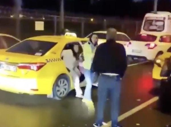 Olayı kaydeden vatandaşın söylediğine göre, taksici aracına binen 3 genç kızı, yol kenarında bekleyen tusritleri görünce aracından indirdi.