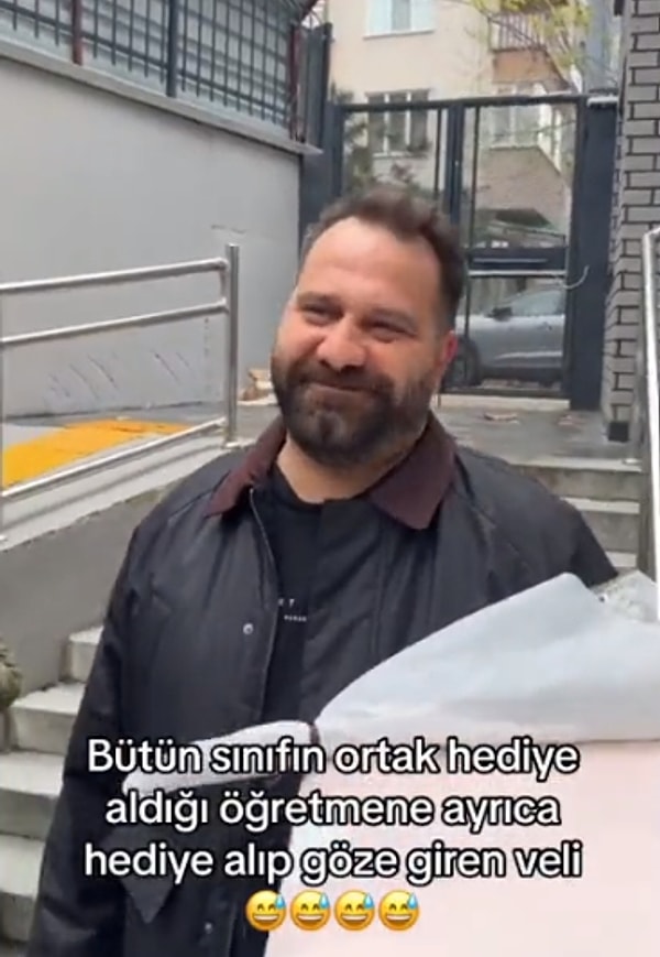 Yaptığı her tespit adeta hayatımıza ayna tutarmışçasına doğru olan Gökhan Ünver'in bu videosu ise Öğretmenler Günü için öğretmene ayrı hediye alan velilerle ilgiliydi.