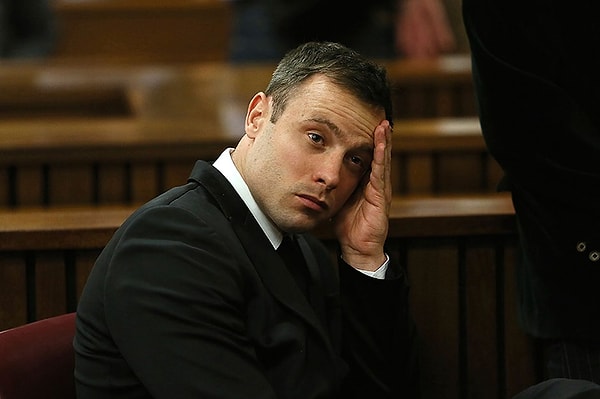 Pistorius cinayet davasında verdiği ifadede Steenkamp'ı gece yarısı banyosunda saklanan tehlikeli bir davetsiz misafir olduğunu düşünerek kapıya dört el ateş ederek yanlışlıkla öldürdüğünü söylemişti.