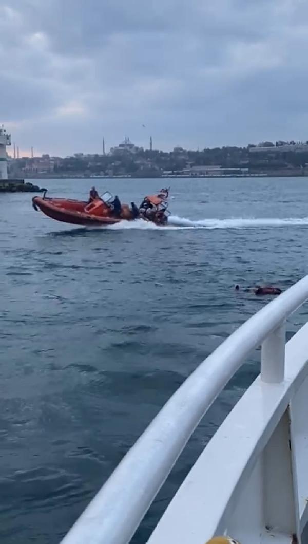Olay, dün saat 17.20 sıralarında Kadıköy açıklarında meydana geldi. Kadıköy-Beşiktaş seferini yapan yolcu vapurunda bulunan bir kişi henüz bilinmeyen bir nedenle denize düştü.