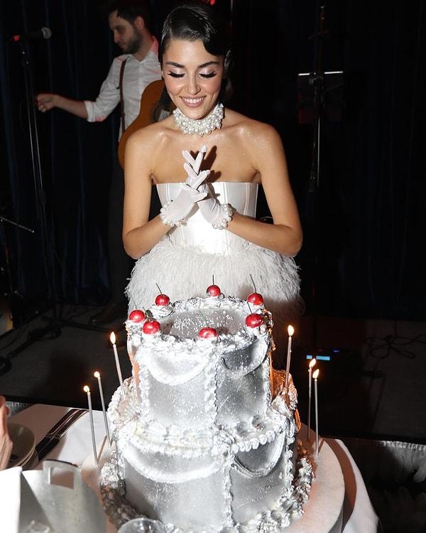 Doğum günü pastasını kostümlü partisinin temasına göre yaptırdığı görüldü.