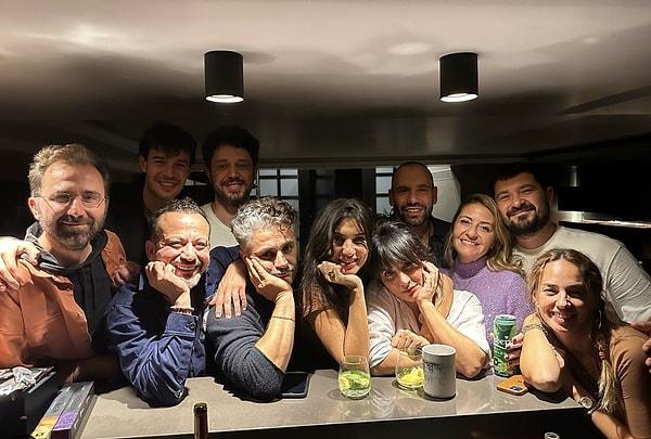 İkinci sezon çekimleri tamamlanan "Zeytin Ağacı" dizisinin ekibi dün gece doyasıya eğlendi. Seda Bakan, sosyal medya hesabında ekipçe eğlendikleri anları paylaştı.