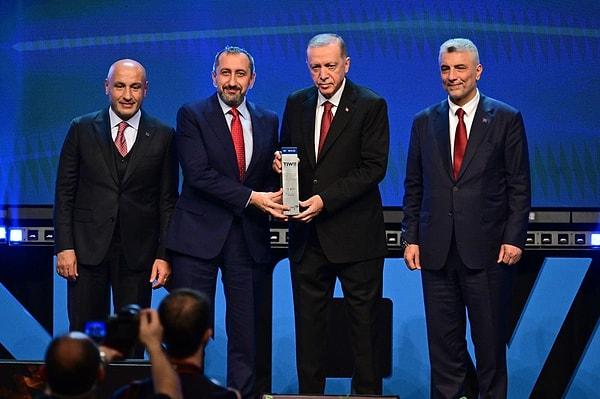 Ödül sahiplerine ödüllerini veren Erdoğan, konuşma yapmak için kürsüye çıktı.