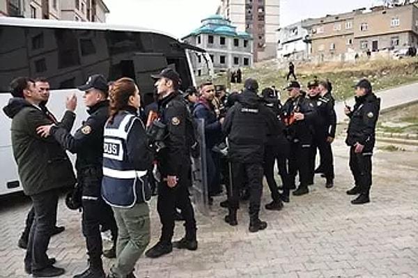 HEDEP Şırnak Milletvekili Nevroz Uysal Aslan'ın da yer aldığı grup, 25 Kasım Kadına Yönelik Şiddete Karşı Uluslararası Mücadele Günü dolayısıyla Yeşilyurt Mahallesi Ömer Kabak Meydanı'nda toplandı.