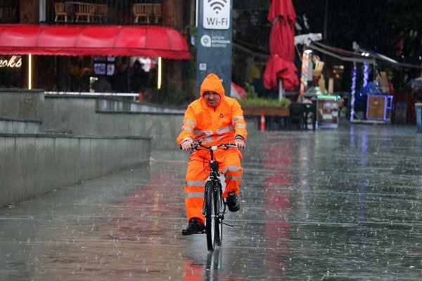 Meteoroloji Genel Müdürlüğü’nün turuncu kod uyarısı yaptığı Antalya’da şiddetli yağmur ile fırtına etkili oluyor.
