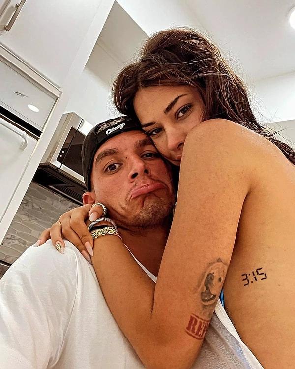 Uruguaylı futbolcu geçtiğimiz günlerde sosyal medya hesabından sevgilisi Özkan'ın kendisini öptüğü anları "Seni seviyorum" notuyla paylaşmıştı.