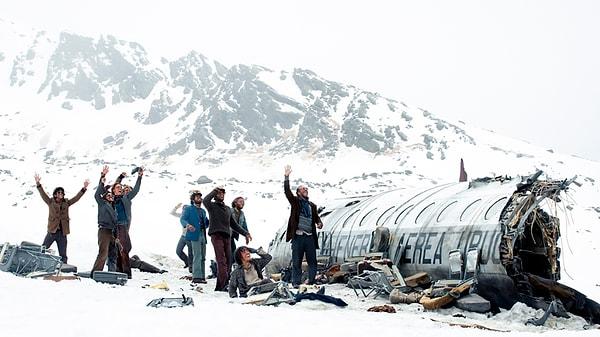 Netflix'in geçtiğimiz günlerde prömiyerini yaptığı "Kar Kardeşliği" (Society of the Snow) filmi, 1972'de Güney Amerika'nın vahşi doğasında meydana gelen trajik bir uçak kazasını konu alıyor.
