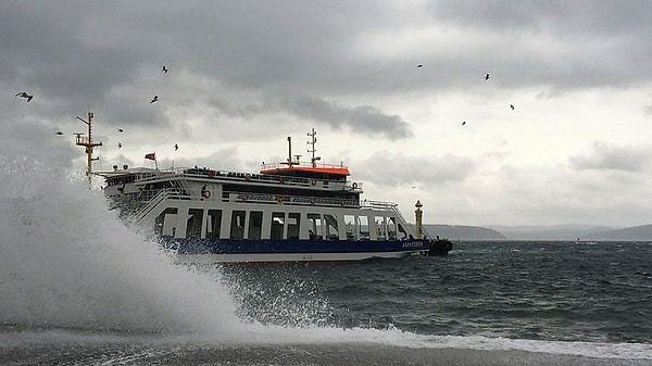 Çanakkale'de etkili olan fırtına gece boyu etkisini sürdürürken Boğaz'daki feribot seferleri iptal edildi.