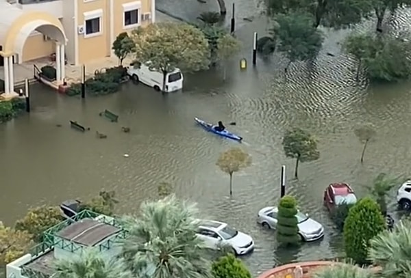 Bir vatandaş İzmir'de sel sularında kano ile gezdi.