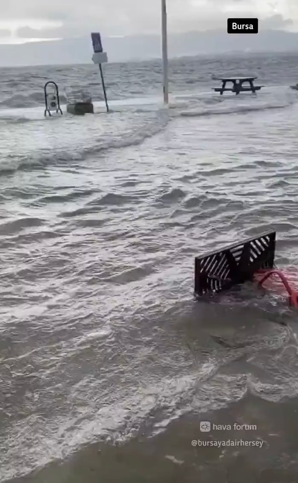 Aynı şekilde Bursa'da da sağanak yağış ve fırtına sebebiyle deniz taştı.