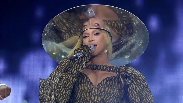 Dünyaca ünlü şarkıcı Beyonce ise konsere gidemeyen hayranlarını unutmadı ve Renaissance turnesinin filmi ile sevenlerine müjdeyi vernişti!