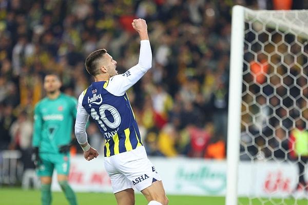 47. dakikada Fenerbahçe penaltı kazandı. Crespo'nun soldan ceza sahasına gönderdiği ortaya yükselen İrfan Can Kahveci'ye Dituro'nun müdahalesi sonrasında hakem Arka Kardeşler penaltı noktasını gösterdi.