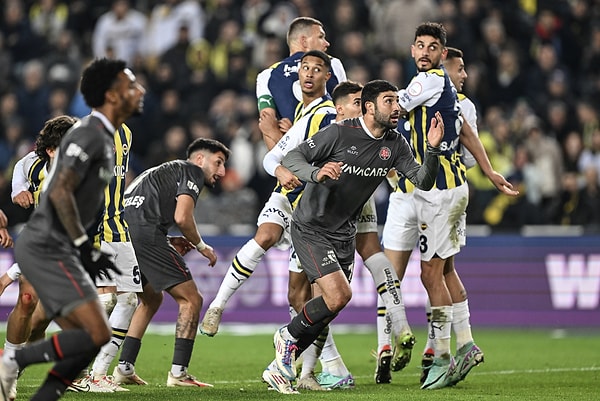 49. dakikada bu kez Fatih Karagümrük etkili geldi. Sağ tarafta topla buluşan Eysseric, ceza sahası içindeki Güven Yalçın'a pasını aktardı. Bu futbolcunun penaltı noktası üzerinden sert şutunda kaleci Livakovic uzanarak gole engel oldu.