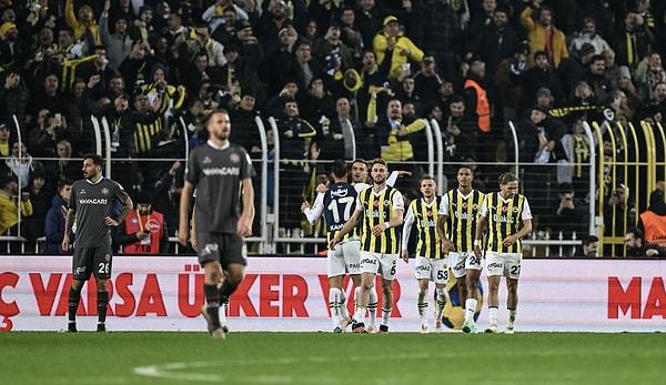 58. dakikada Fenerbahçe öne geçti. Orta sahada topu kapan İrfan Can Kahveci ceza sahası önüne gelip sağdan atağa katılan Szymanski'yi topla buluşturdu.