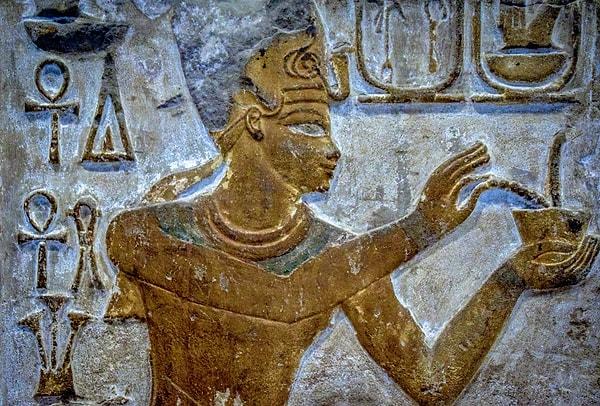 Antik Mısırlılar, günlük yaşamlarına merhamet ve rehberlik sağlayan tanrılar ve tanrıçaları kontrol eden karmaşık bir dini inanç sistemine sahipti.