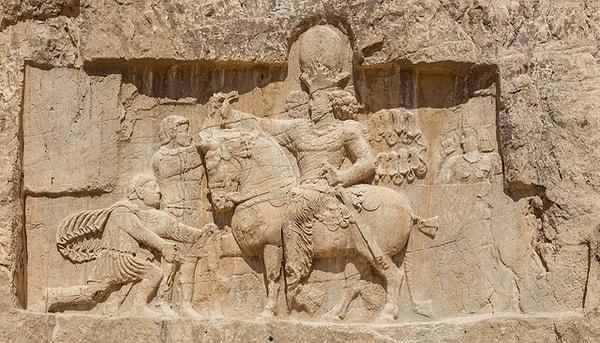 11. Sasani kralı Birinci Şapur'u ve Şapur'un mağlup ettiği Roma imparatorları Valerian ile Arap Philip'i tasvir eden 36 metrelik kabartma.