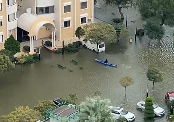 İzmir'de yaşanan yoğun yağış ve fırtına şehrin sular altında kalmasına neden oldu.