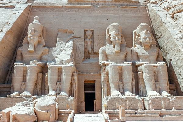 Antik Mısır, Nil Nehri boyunca 3.000 yıldan fazla bir süre boyunca gelişen, sanatta, mimaride, dini inançlarda ve kültürde derin bir miras bırakan, "Firavunlar Ülkesi" olarak bilinir.