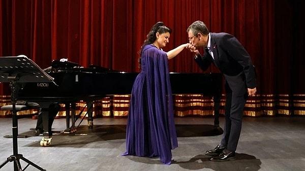 Ünlü televizyon programcısı Kübra Par, soprano Pervin Chakar hakkındaki yorumları nedeniyle özür diledi.