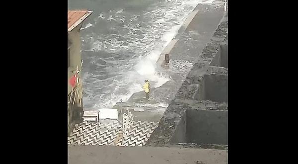 İzmir'de yoğun yağış ve fırtınanın ardından denizin taşması sonucu şehir sular altında kaldı. Fırtına ve dalgalara rağmen balık tutmaya devam eden bir adamın görüntüsü ise sosyal medyada viral oldu.