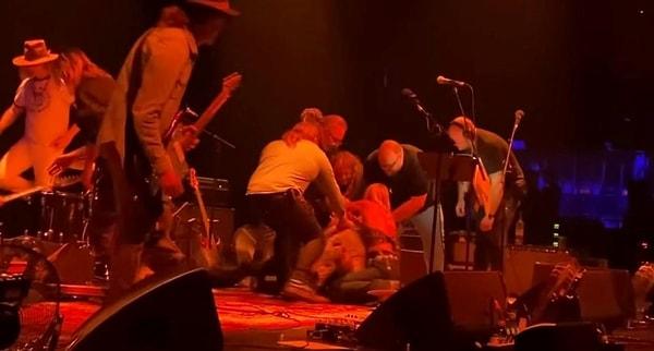 Kavganın başlamasına 56 yaşında olan solist Anton Newcombe'un grubun gitaristi Ryan Van Kriedt'i sahneden atması ve mikrofonun kesilmesini istemesi ile başladı.