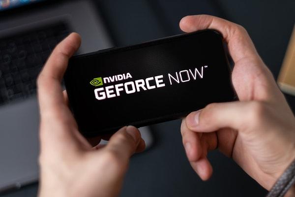 NVIDIA tarafından sunulan ve dünyanın çeşitli yerlerinde milyonlarca kullanıcıya hizmet veren GeForce Now platformu kullanıcıların yüksek performanslı bir bilgisayara internet üzerinden bağlanarak oyun oynamalarına imkan tanımaktadır.