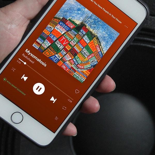 Spotify, kullanıcı deneyimini geliştirmek adına kullanıcıların beğenilerine göre müzik önerileri sunan "kişisel öneriler" özelliğini opsiyonel hale getirecek bir güncelleme üzerinde çalışıyor.
