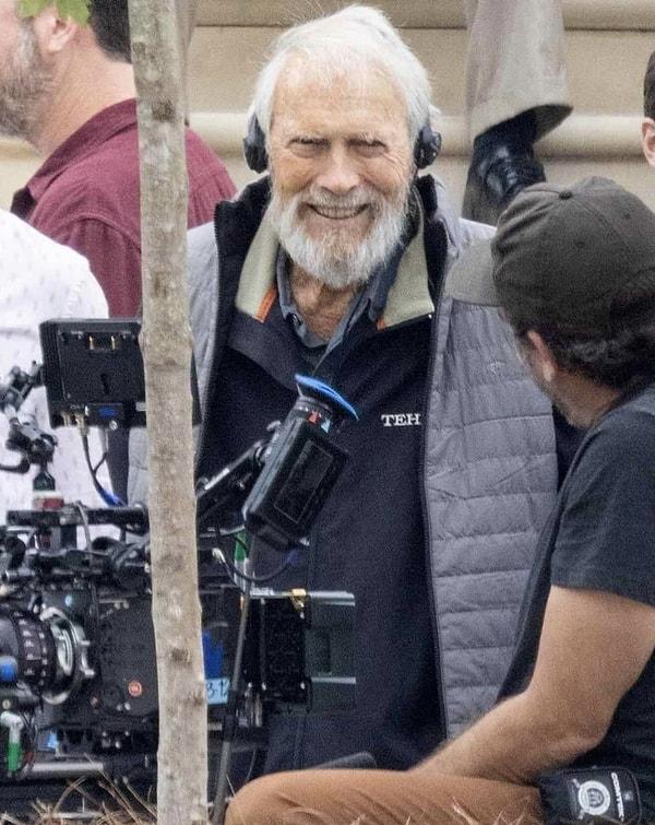 Eastwood geçtiğimiz günlerde 93 yaşında olmasına rağmen görenleri hayrete düşürecek ve kıskandıracak enerjisiyle yönetmen koltuğunda oturduğu gerilim türündeki 'Juror 2' filminin çekimlerini tamamladı.