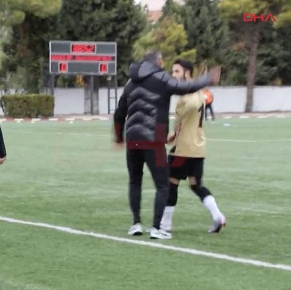 Manavgat Belediyespor'da kaptan Tugay Tiryaki takım arkadaşıyla yaşadığı tartışma sonrası kırmızı kart gördü.