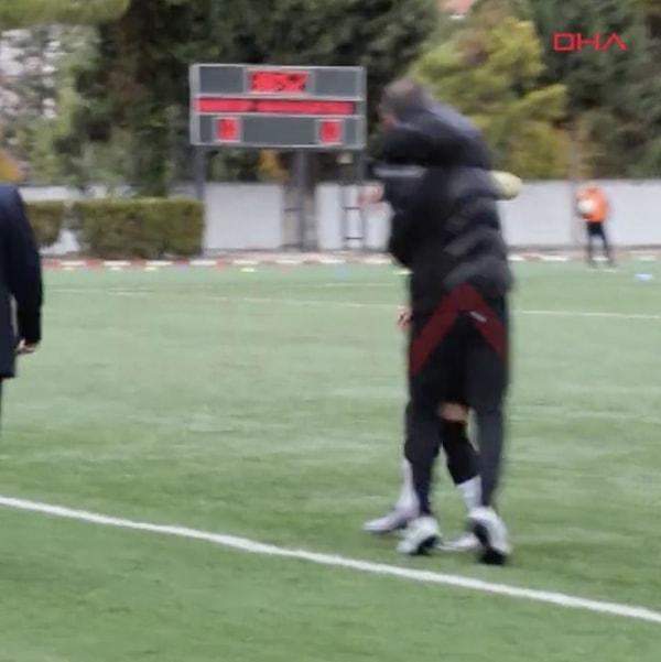 Duruma sinirlenen teknik direktör ise saha dışına çıkmakta olan futbolcusuna tokat attı.