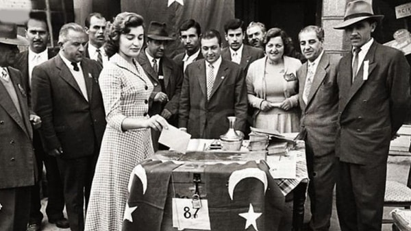 Türkiye'de kadınlar Avrupa'nın birçok ülkesinden çok daha önce seçme ve seçilme hakkında sahip oldu. 3 Nisan 1930 yılında belediye seçimlerine seçme ve aday olma hakkı verildi.