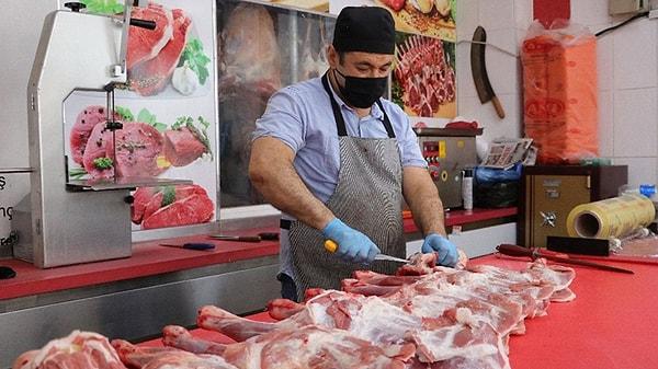 Et tüketimi Türkiye'de her yıl gerilerken, Aydın Tüfekçi geçen yıl 8 bin 500 liralık alım yapan müşterisinin bu yıl 9 bin liralık et almasına karşın, et fiyatlarındaki yüzde 120 oranındaki artışın et miktarını yarı yarıya azalttığını belirtti.