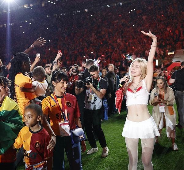 Daha önce Galatasaray'ın şampiyonluk kutlamalarında da sahne alan Aleyna Tilki, Icardi için Galatasaray'ın hazırladığı klibi takipçileriyle paylaştı.