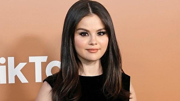 19. Ünlü şarkıcı Selena Gomez'in son pozlarında yüzündeki bariz değişim gözlerden kaçmadı. Peki değişen saç rengi mi yoksa estetik mi?